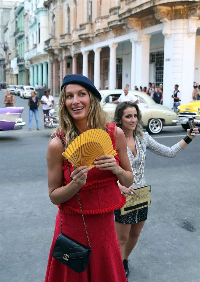 A top Gisele Bündchen também marcou presença no desfile da  Chanel, em Havana, Cuba. 