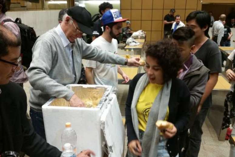 O padre Júlio Lancellotti entrou no plenário com uma caixa cheia de pães e distribuiu aos alunos