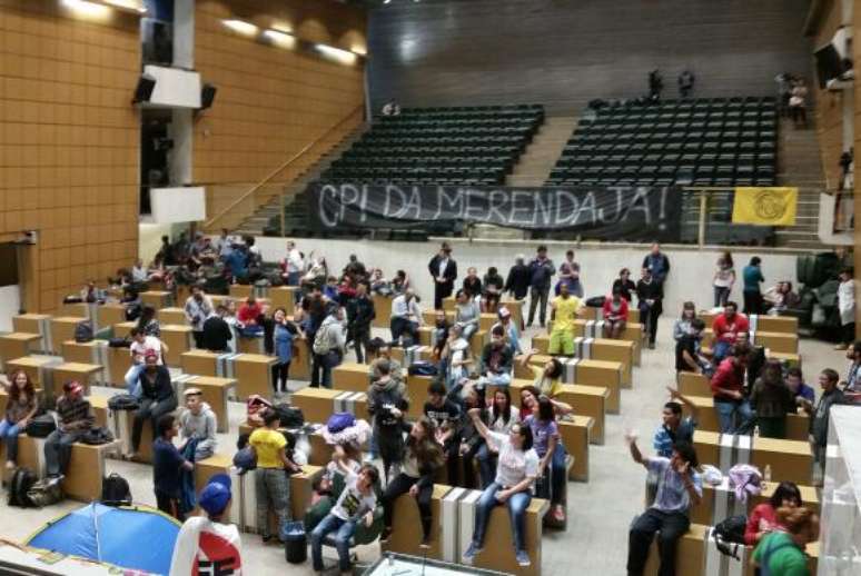 Estudantes que ocuparam a Assembleia Legislativa do Estado de São Paulo (Alesp) pedem que uma CPI investigue fraudes na merenda escolar do Estado