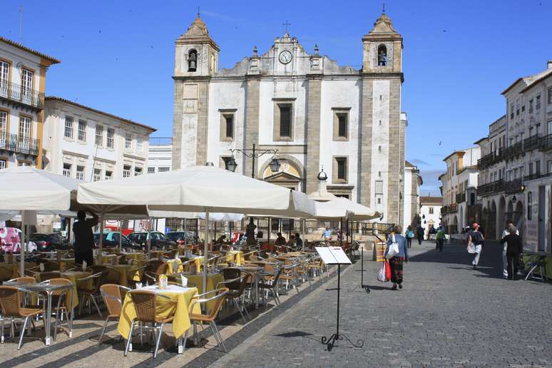 Praça do Giraldo na cidade de Évora, em Portugal