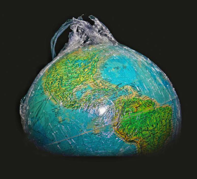 Com o plástico que geramos poderíamos envolver a Terra em várias camadas