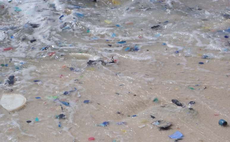 Fragmentos de plástico nas Ilha Christmas, Oceano Índico. 