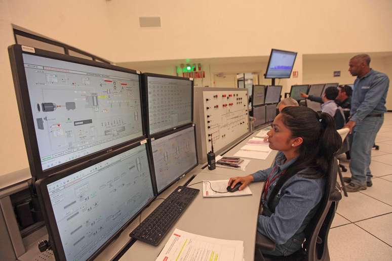 Fotografia de 15 de mar&ccedil;o de 2016, de uma das mulheres que trabalha em Etileno XXI em Coatzacoalcos (M&eacute;xico).