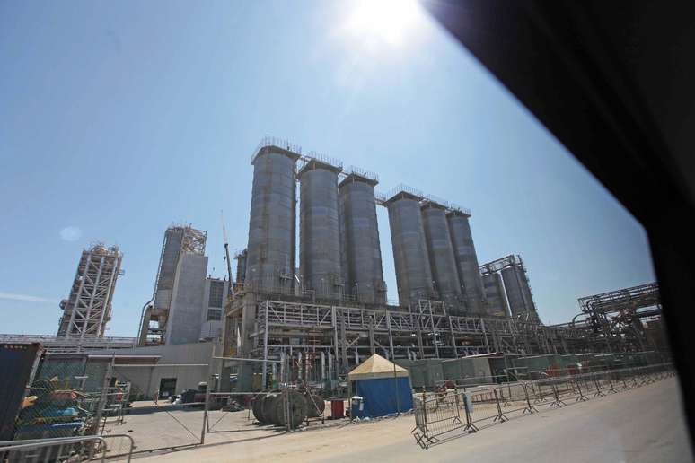 Vista de cont&ecirc;ineres dentro do Etileno XXI. 