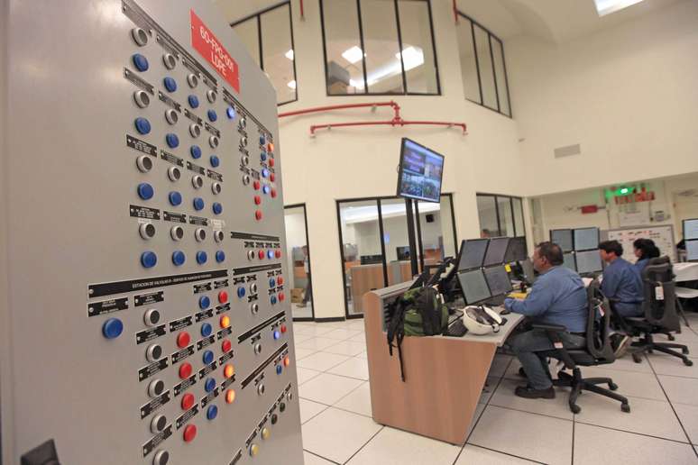Interior da &aacute;rea de controle da petroqu&iacute;mica. 