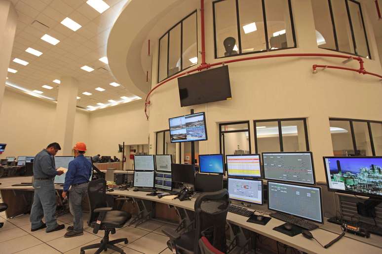 Vista do interior das instala&ccedil;&otilde;es da petroqu&iacute;mica mexicana.
