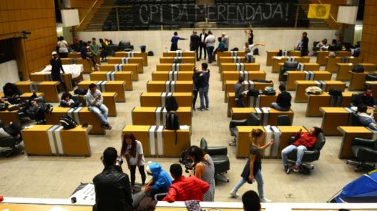 Ocupação dos estudantes começou na noite de terça-feira; eles levaram faixas pedindo 'CPI da Merenda Já'