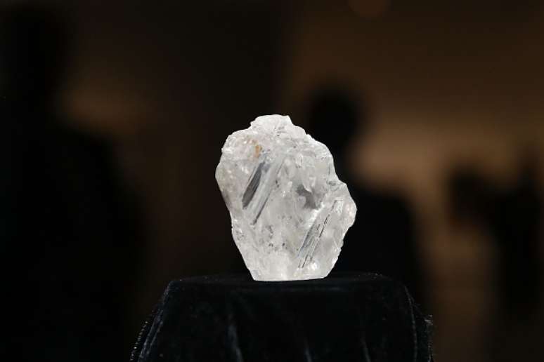 Lesedi La Rona (foto) é o o maior diamante bruto descoberto em 100 anos. A pedra foi achada pela empresa Lucara Diamante em 2015 em sua mina. 