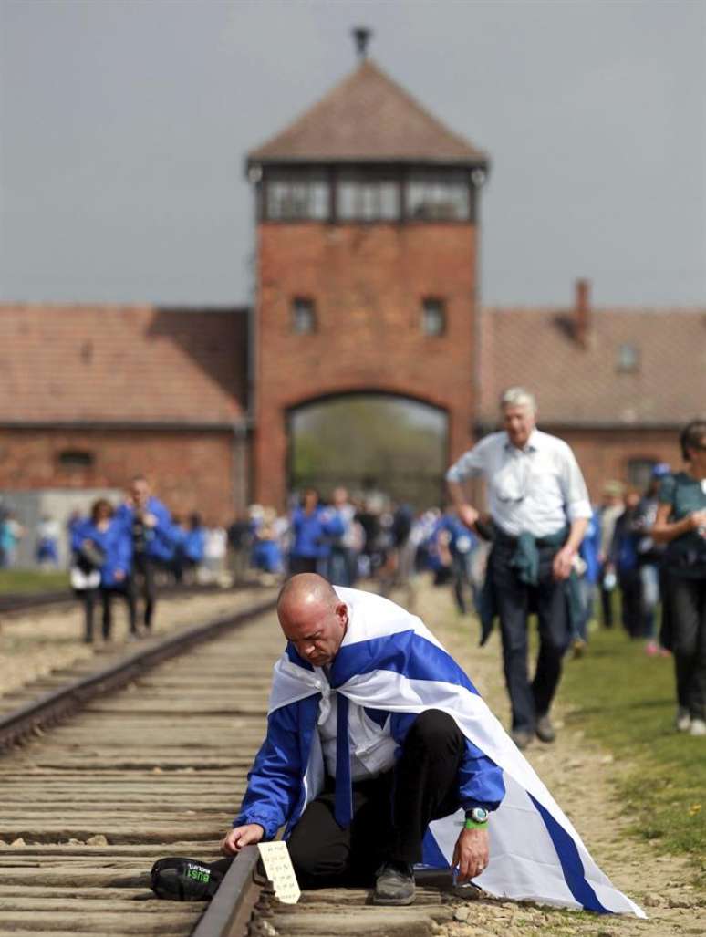 Grupo usou bandeiras de Israel para atravessar sob a triste inscrição &#034;Arbeit macht frei&#034; (&#034;O trabalho liberta&#034;) do portão do campo de Auschwitz