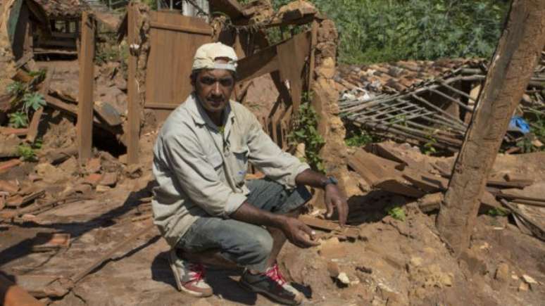 Elias Geraldo de Oliveiras continua morando em Paracatu de baixo, distrito destruído pela lama