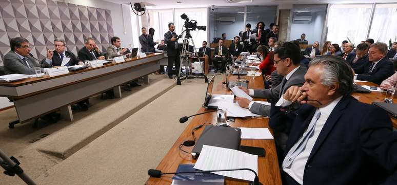 Na pr&aacute;tica, o documento &eacute; apenas um voto de protesto e, apesar de ter sido lido, s&oacute; ser&aacute; votado caso o relat&oacute;rio oficial seja rejeitado