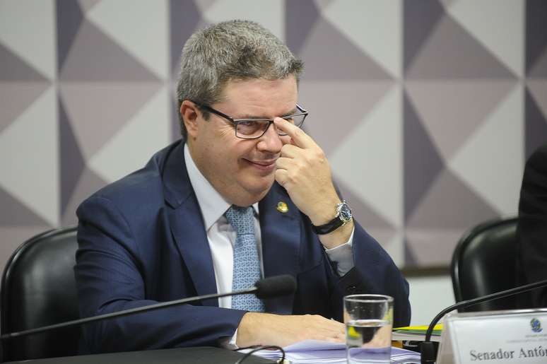A Comissão Especial do Impeachment no Senado se reúne hoje (5), a partir das 10h, para discutir o relatório do senador Antônio Anastasia (PSDB-MG), apresentado ontem.