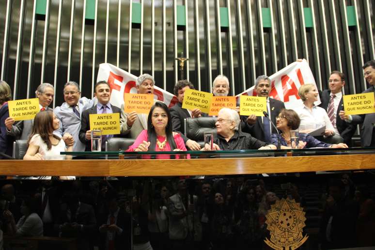 Bancada do PSOL comemora afastamento de Cunha da Câmara dos Deputados