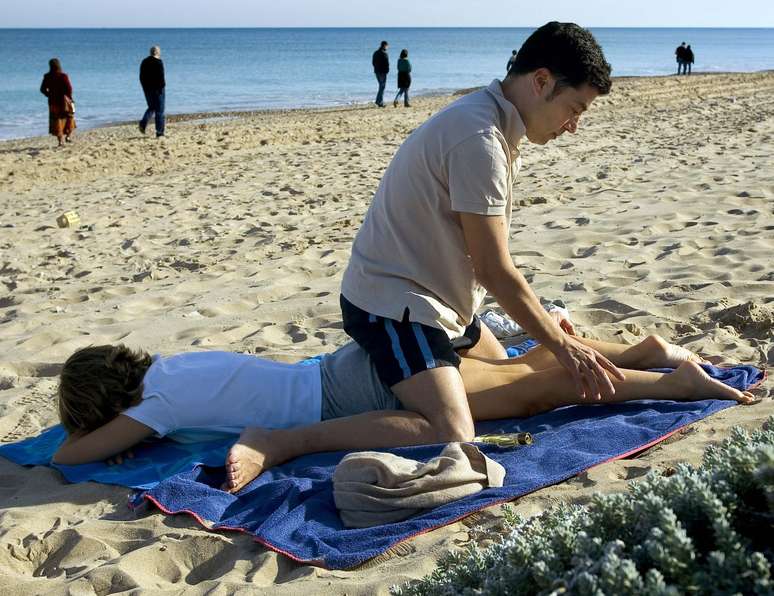 "O suave toque de pele, as brincadeiras com as m&atilde;os, o c&aacute;lido contato dos corpos, o vaiv&eacute;m das sensa&ccedil;&otilde;es... Falam sua pr&oacute;pria linguagem, favorecem uma comunica&ccedil;&atilde;o mais &iacute;ntima e sincera e permitem que aflore nossa parte menos verbal e mais sensitiva", diz a psic&oacute;loga cl&iacute;nica Margarita Marqu&eacute;s. 