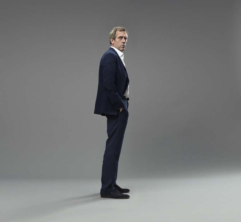 Hugh Laurie em uma imagem promocional divulgada pela AMC, que exibe a série &#034;O infiltrado&#034;