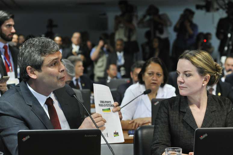 Lindbergh Farias (PT/RJ) e Gleisi Hoffmann (PT/PR) votaram pelo NÃO