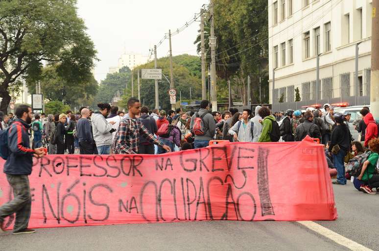 Alunos seguiram em passeata pela Avenida Tiradentes com a intenção de fortalecer a ocupação da Escola Técnica Estadual de São Paulo (Etesp). A manobra foi impedida pela polícia, que cercou o complexo