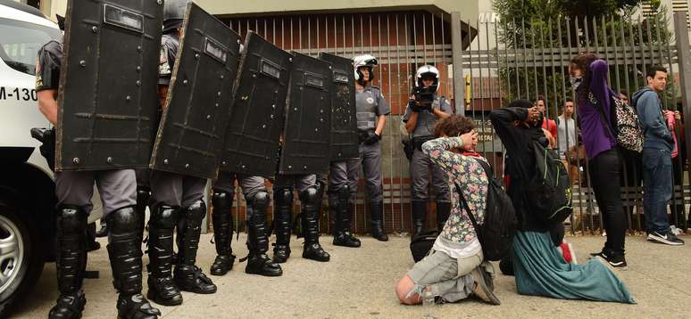 “Quando a gente chegou aqui já tinha a polícia de frente tentando empurrar os que estavam chegando”, contou um estudante de 16 anos. Segundo ele, alguns dos participantes do protesto ficaram levemente feridos. 