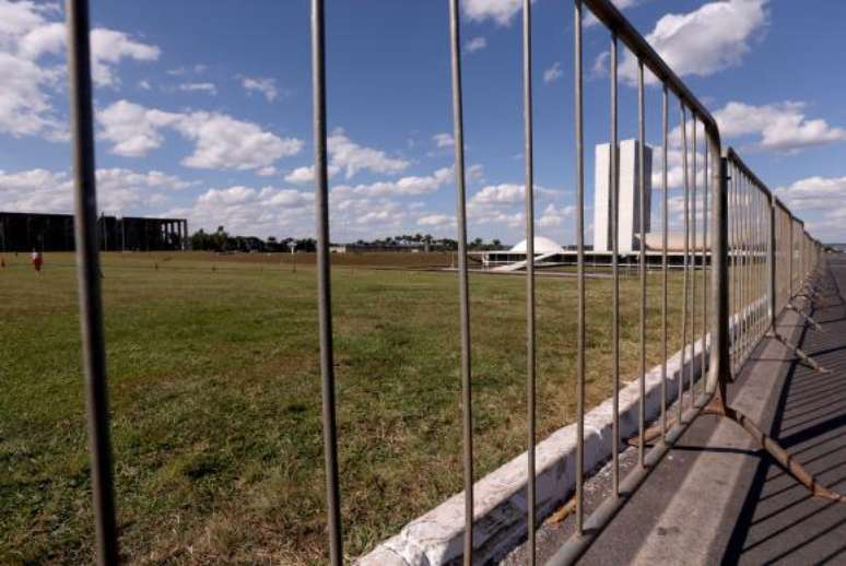 Brasília - Preparativos na Esplanada para receber manifestantes favoráveis e contrários ao impeachment, durante votação do relatório do senador Antonio Anastasia no plenário do Senado 