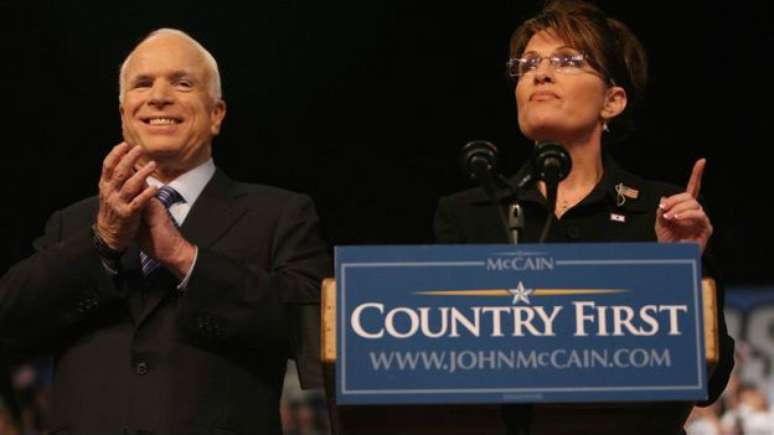 Sarah Palin foi escolhida por John McCain para concorrer como vice
