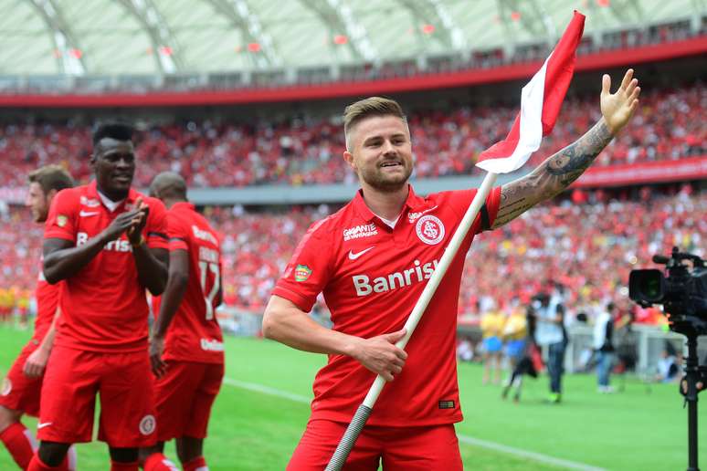 Eduardo Sasha abriu o caminho da vitória e da festa do Inter