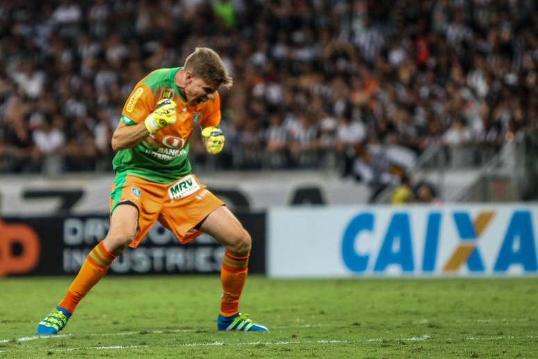 Goleiro João Ricardo, um dos destaques do campeão, vibra com conquista