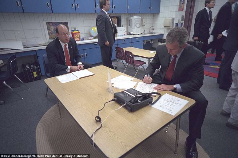 Ainda na escola, Bush fica sabendo dos ataques e começa a montar seu pronunciamento