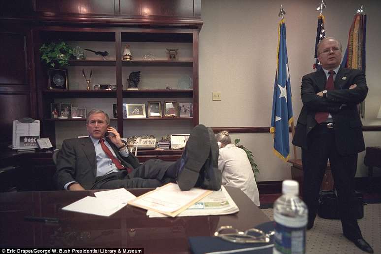 Bush acompanhado do seu assessor Karl Rove na Sala Oval da Casa Branca