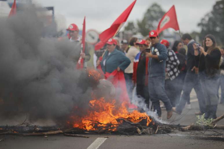 Manifestantes do MST bloqueiam a BR 158 próximo ao Trevo da Faxina que dá acesso a Livramento-RS