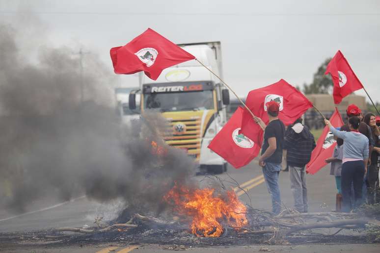 Manifestantes do MST bloqueiam a BR 158 próximo ao Trevo da Faxina que dá acesso a Livramento-RS