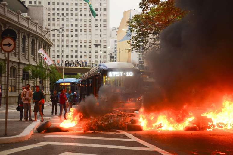 Manifestantes atearam fogo a pneus em ato contra o impeachment ao lado da Praça da Bandeira