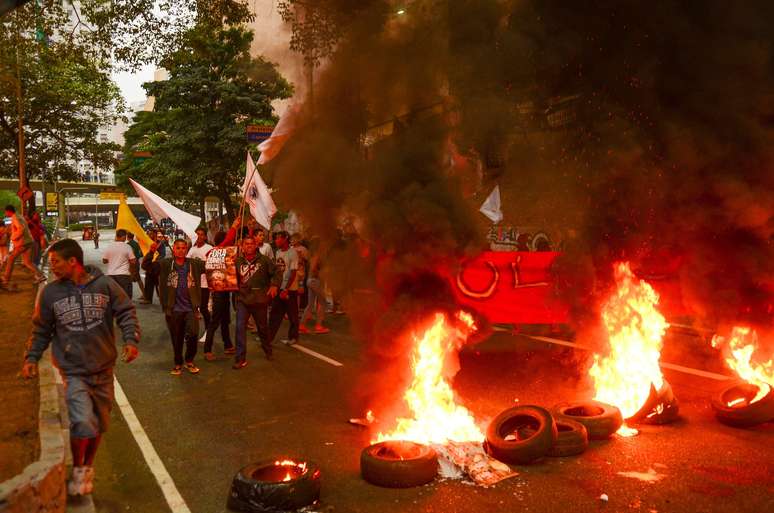 Manifestantes atearam fogo a pneus em ato contra o impeachment ao lado da Praça da Bandeira