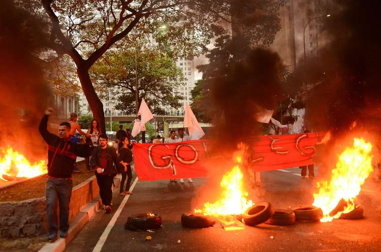 Manifestantes atearam fogo a pneus em ato contra o impeachment ao lado da Praça da Bandeira