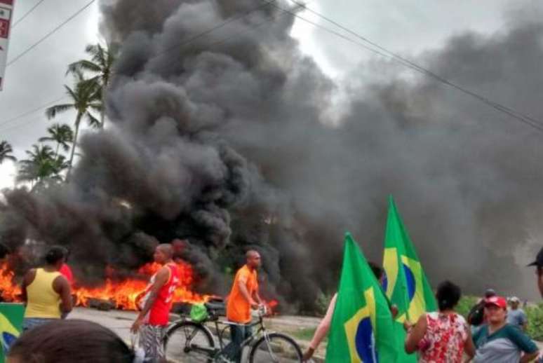 Manifestantes bloqueiam a estrada de Curcuarana, acesso alternativo ao Porto de Suape