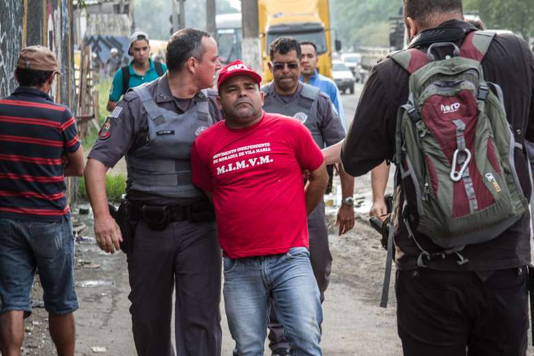 Manifestante é preso durante protesto na marginal Tietê, próximo à Ponte do Tatuapé, em São Paulo (SP)