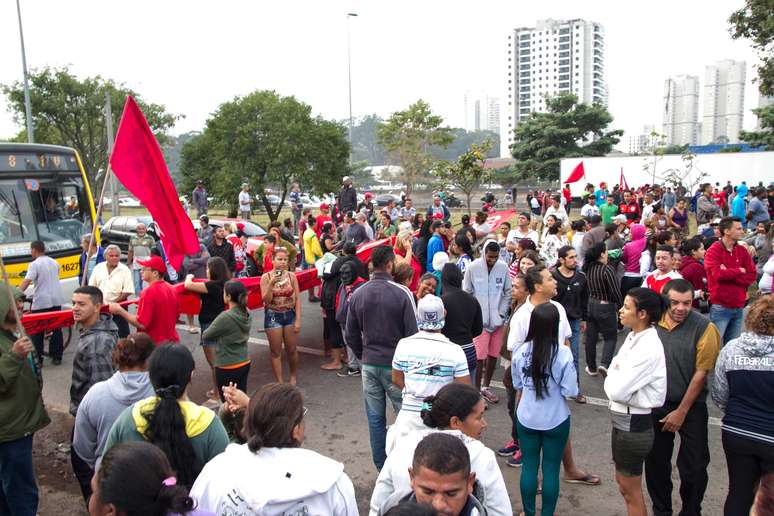 Manifestantes interditam a marginal Tietê, próximo à Ponte do Tatuapé, em São Paulo (SP)