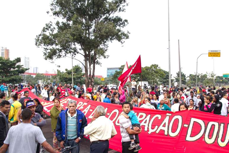 Manifestantes interditam a Marginal Tietê, próximo à Ponte do Tatuapé, em São Paulo (SP)