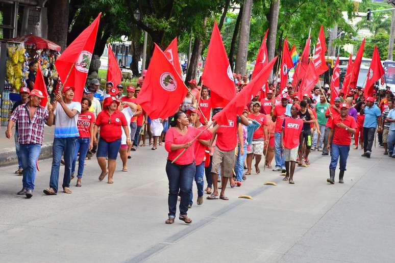 Protesto de integrantes do Movimento Sem Terra (MST), fechando a Avenida Agamenon Magalhães, nos sentidos Norte e Sul, no Centro de Recife (PE)