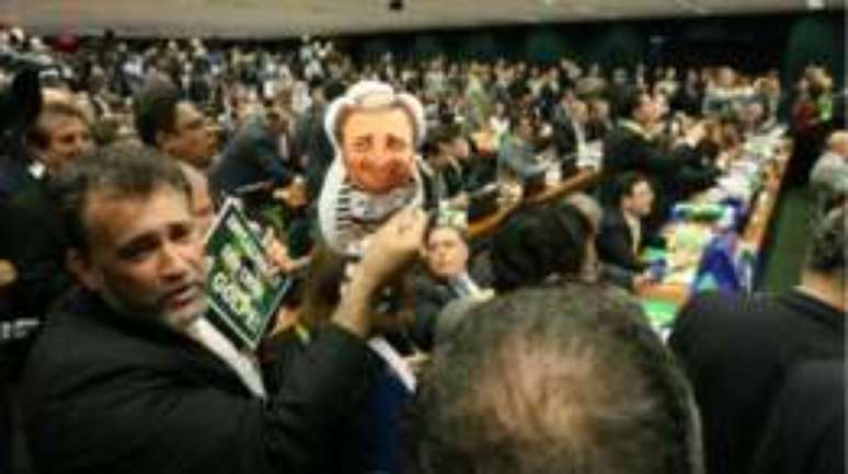 Comissão na Câmara aprovou parecer favorável ao processo de impeachment de Dilma