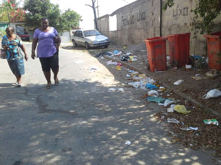 Moradores são impedidos pelo acúmulo de lixo de andarem nas calçadas pelo bairro olímpico