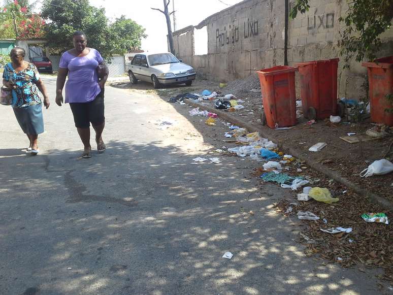 Moradores s&atilde;o impedidos pelo ac&uacute;mulo de lixo de andarem nas cal&ccedil;adas pelo bairro ol&iacute;mpico