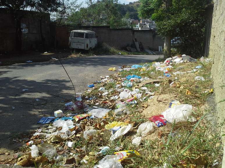 Prefeitura alega que a coleta de lixo tem sido feita regularmente e culpa moradores pelo acúmulo do entulho pelas ruas e calçadas do Engenhão