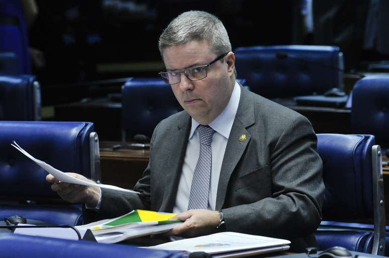 O senador Antonio Anastasia, relator do processo no Senado, foi acusado de usar "roupagem jurídica eleitoral” no texto, sem apontar materialidade, autoria ou dolo da presidente