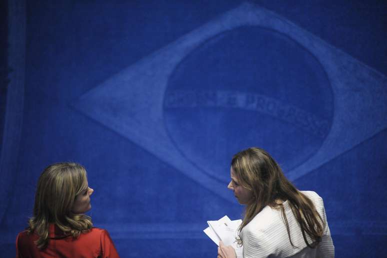 As senadoras governistas Gleisi Hoffmann (PT/PR) e Vanessa Grazziotin (PCdoB/AM) durante sessão do Senado que decidirá sobre impeachment de Dilma Rousseff