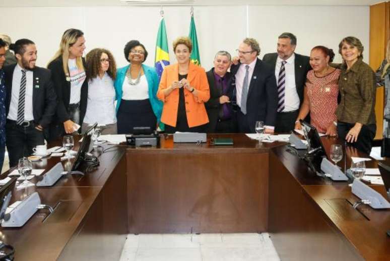  Dilma Rousseff assina decreto que institui e reconhece a identidade de g&ecirc;neros de travestis e transexuais na administra&ccedil;&atilde;o p&uacute;blica direta e indireta