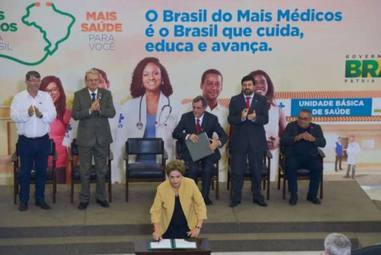 Dilma participa da cerim&ocirc;nia de an&uacute;ncio da prorroga&ccedil;&atilde;o da perman&ecirc;ncia dos m&eacute;dicos brasileiros formados no exterior e estrangeiros no Programa Mais M&eacute;dicos