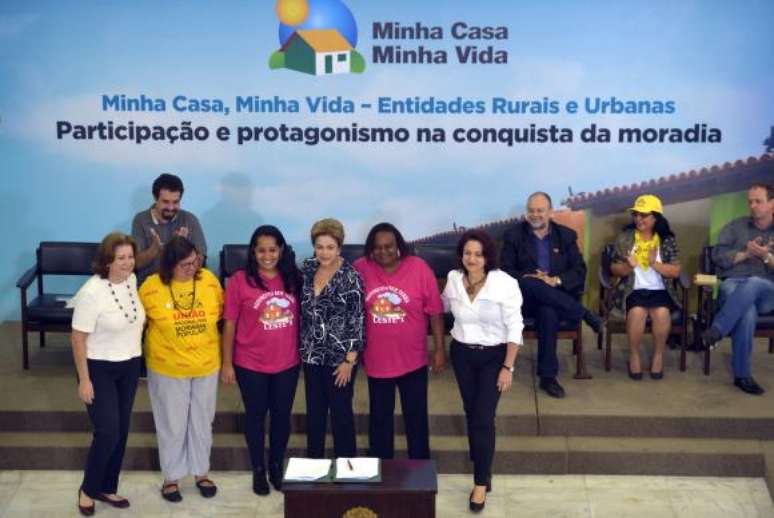 Presidente Dilma Rousseff durante a cerim&ocirc;nia de contrata&ccedil;&atilde;o de 25 mil unidades habitacionais do programa Minha Casa, Minha Vida