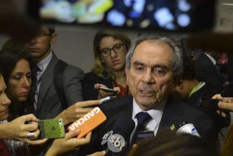 Brasília - O senador Raimundo Lira dá entrevista após votação na Comissão Especial do Impeachment