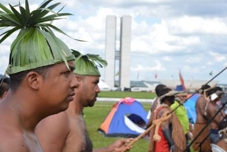 Lideran&ccedil;as ind&iacute;genas de todas as regi&otilde;es do pa&iacute;s lan&ccedil;aram no dia 10/5 um apelo para que a presidente Dilma Rousseff assinasse outros 12 decretos de demarca&ccedil;&atilde;o de terras