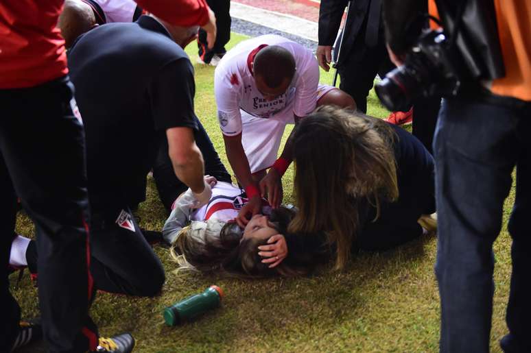 Torcedora sendo atendida após queda no camarote do Morumbi